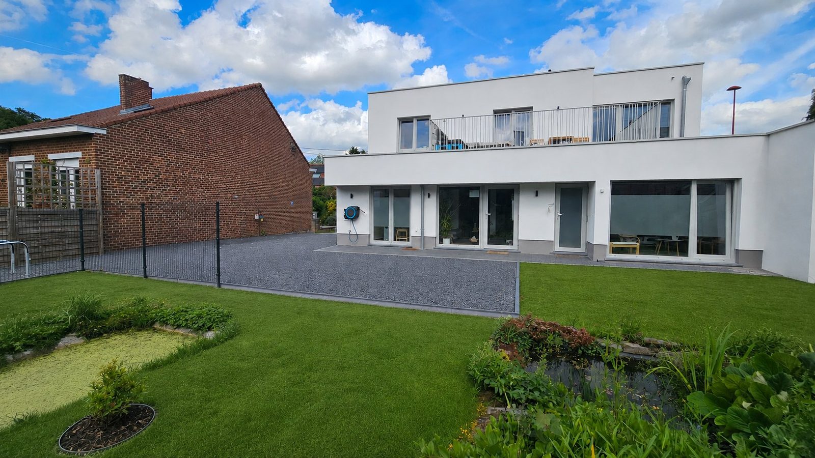 Façade arrière, terrasse et jardin du centre