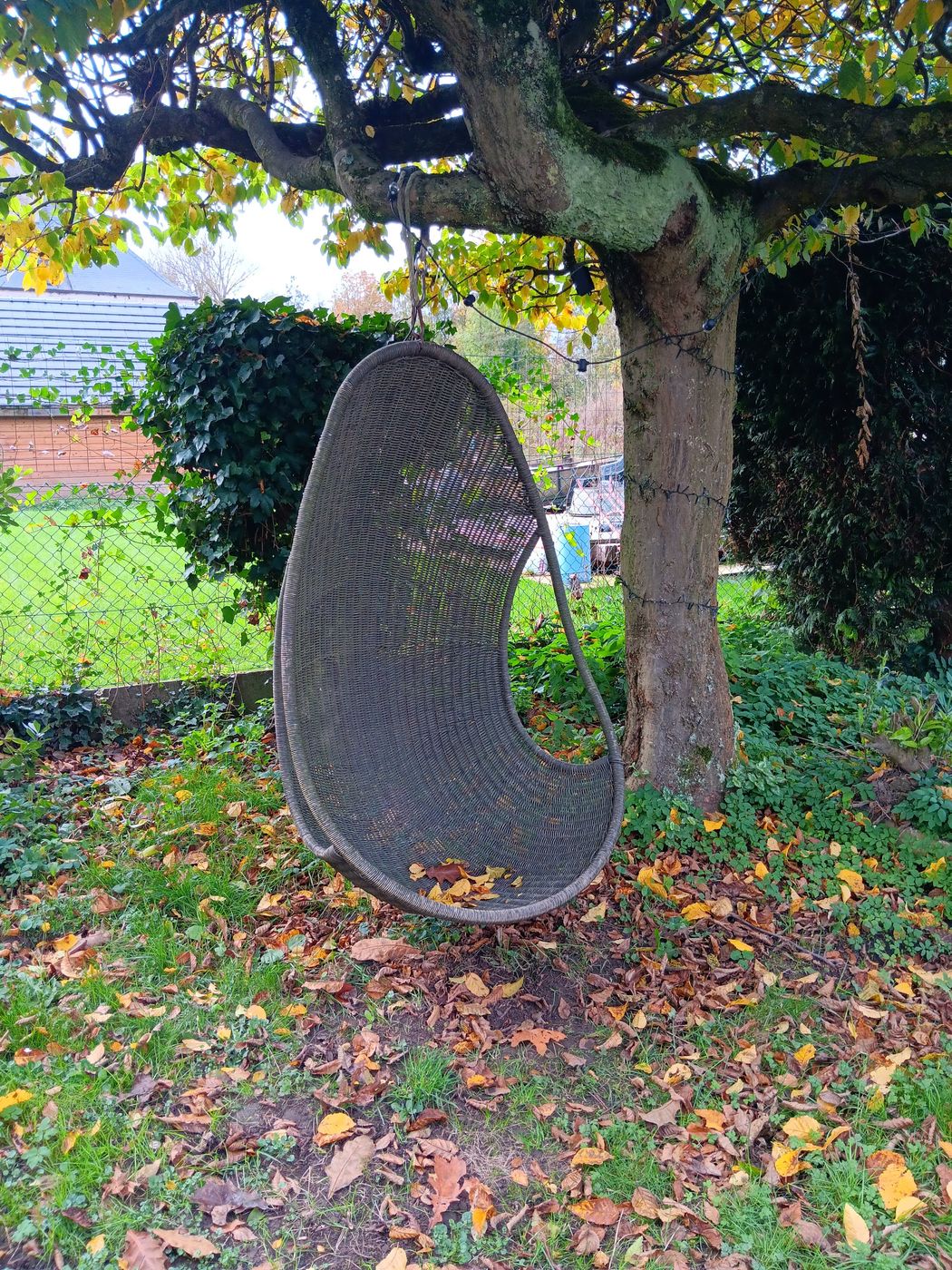 Fauteuil suspendu dans le jardin