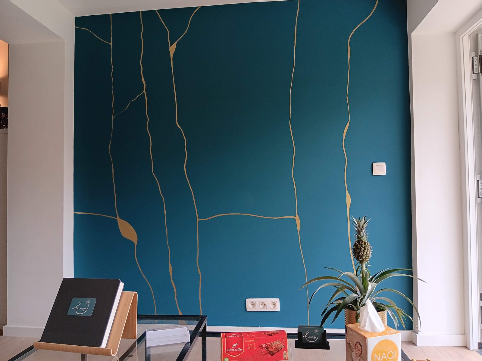 Coin lecture et mur kintsugi de la salle d'attente