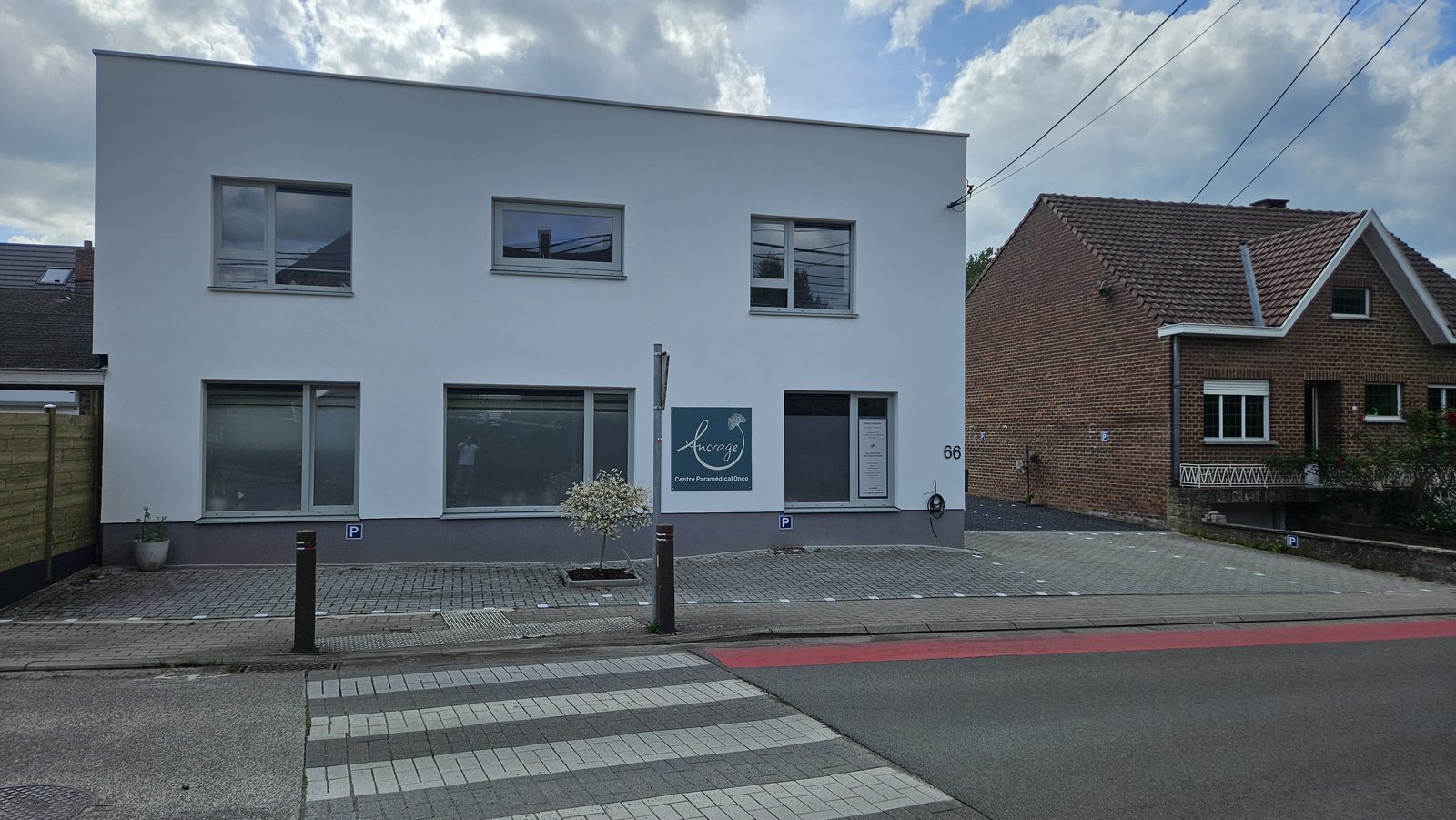 Le Centre Paramédical Onco Ancrage, rue de Franquenies 66, et son parking